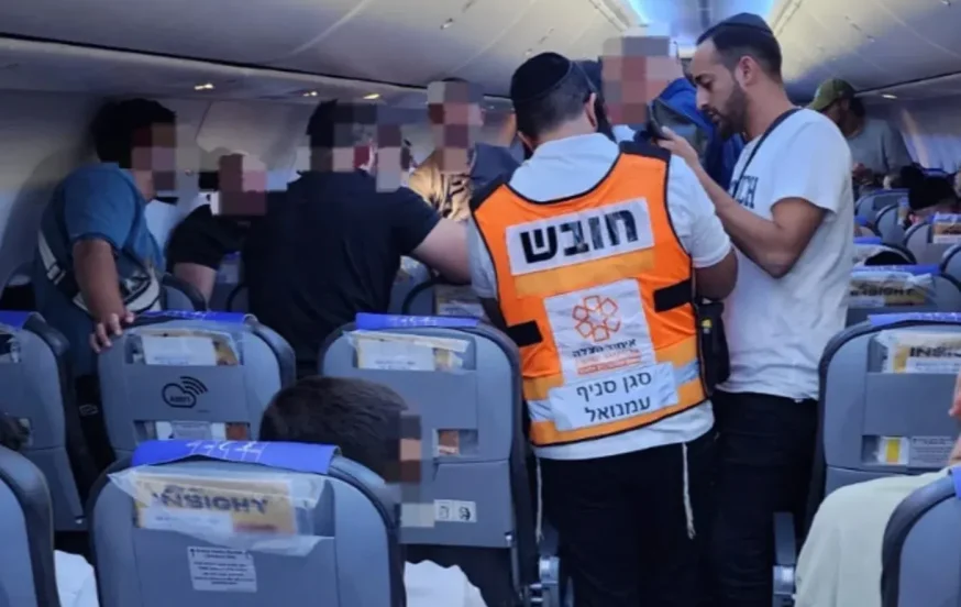 בדרך חזור מאומן: נוסע כבן 80 איבד הכרה בטיסה