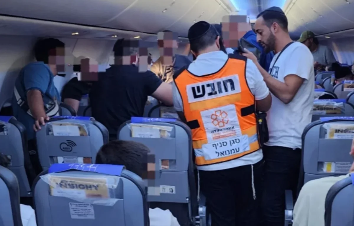 בדרך חזור מאומן: נוסע כבן 80 איבד הכרה בטיסה