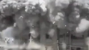 תיעוד תקיפה בעזה: בניין רב קומות קרס לאחר התרעה מוקדמת