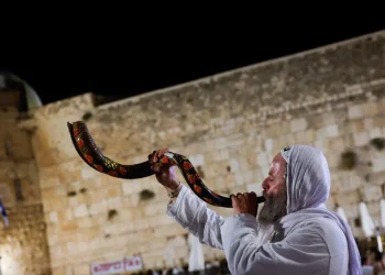 "יום שמיים פתוחים": עשר סגולות ערב יום הכיפורים על פי רבותינו "יום שמיים פתוחים": עשר סגולות ערב יום הכיפורים על פי רבותינו
