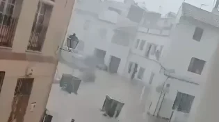 מדהים ומפחיד: סופת הגשמים באוליבה הפכה את העיר לתוך נהר