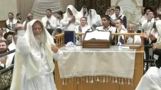 "הרגע שהלב עוצר":  מתפללים פורצים בשירה אחרי נעילה
