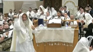 "הרגע שהלב עוצר": מתפללים פורצים בשירה אחרי נעילה