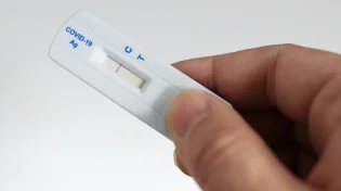 שלישייה חדשה ומסוכנת: הקורונה תוקפת בגל מפתיע