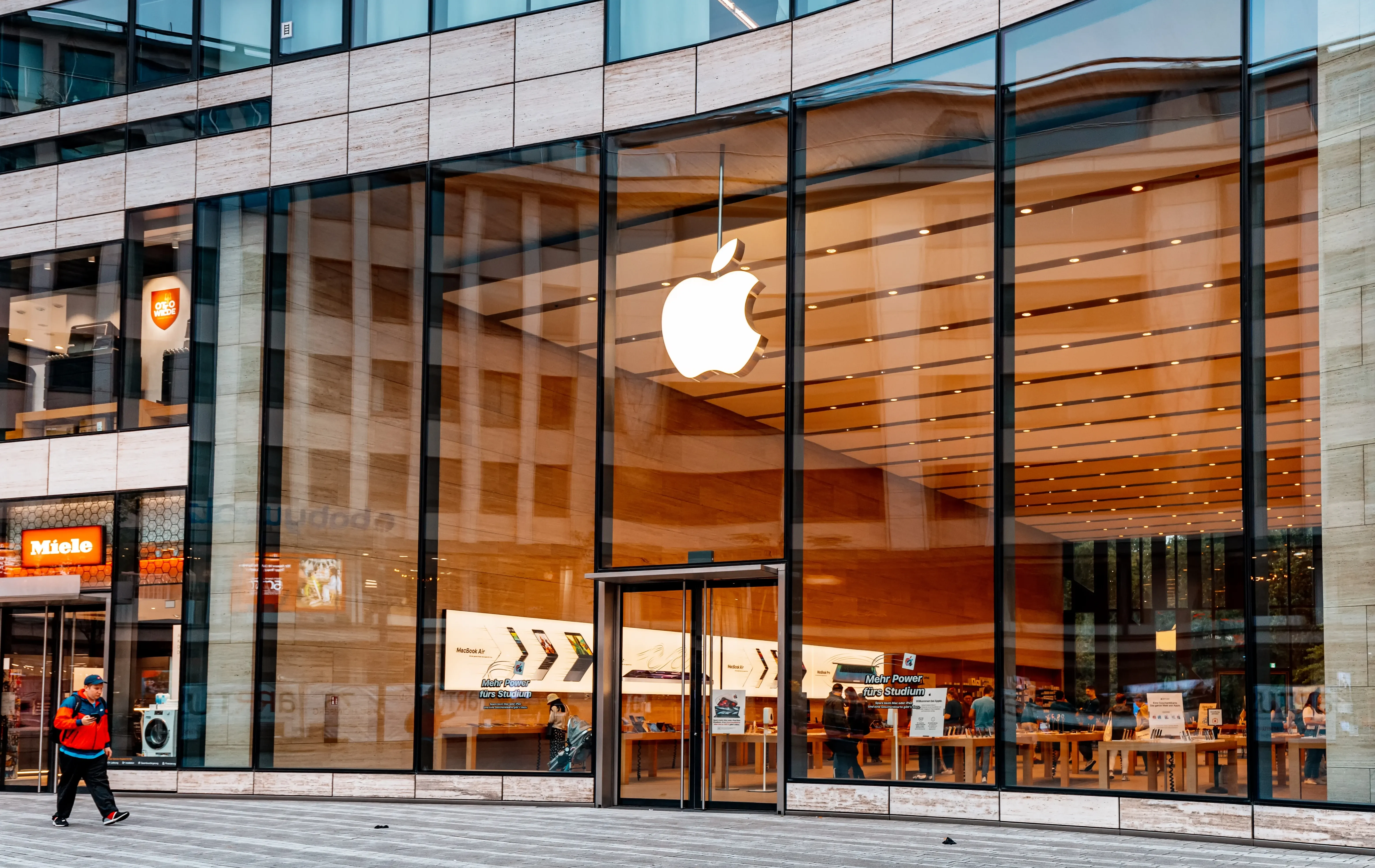 סערה באפל: עובד התגייר ופוטר מהחברה בגלל שמירת שבת