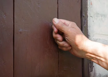 דפיקות בדלת באישון ליל