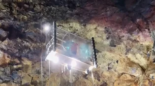 "ירדתי אל עומק האדמה ופגשתי את יראת הרום": מסע אל תוך הר געש רדום מעורר התפעמות מבריאת העולם