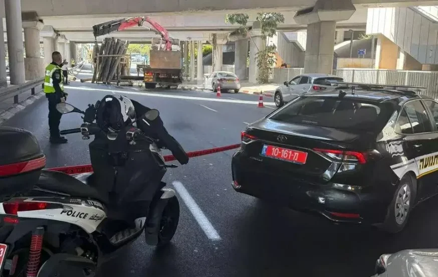 משאית פגעה בגשר רוקח בתל אביב: עומסי תנועה כבדים באיילון משאית פגעה בגשר רוקח בתל אביב: עומסי תנועה כבדים באיילון