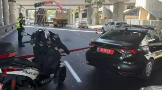 משאית פגעה בגשר רוקח בתל אביב: עומסי תנועה כבדים באיילון