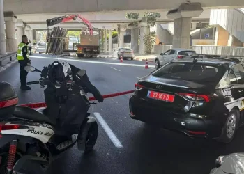 משאית פגעה בגשר רוקח בתל אביב: עומסי תנועה כבדים באיילון