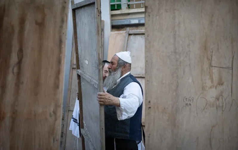 הסוד של חג הסוכות: למה רק בו התורה מצווה אותנו להיות "אך שמח"?