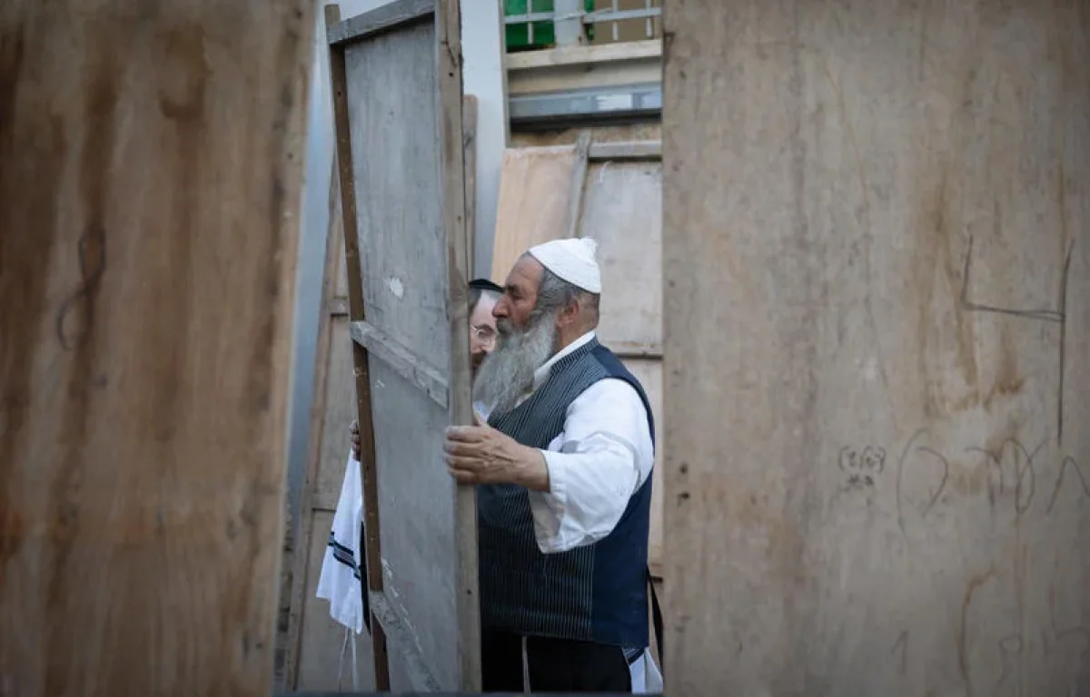 הסוד של חג הסוכות: למה רק בו התורה מצווה אותנו להיות "אך שמח"? הסוד של חג הסוכות: למה רק בו התורה מצווה אותנו להיות "אך שמח"?