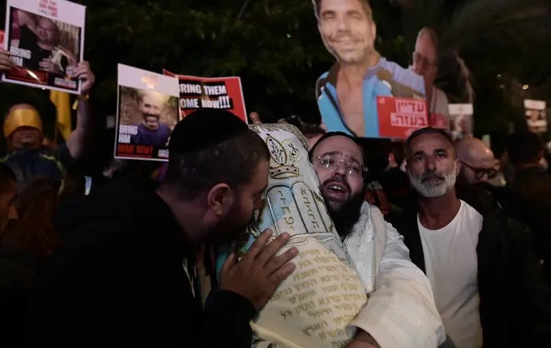 "וַתְּהִי שִׂמְחָה גְּדוֹלָה מְאֹד": הפסוק שמתגשם מחדש | השנה שמחת תורה תיראה אחרת "וַתְּהִי שִׂמְחָה גְּדוֹלָה מְאֹד": הפסוק שמתגשם מחדש | השנה שמחת תורה תיראה אחרת