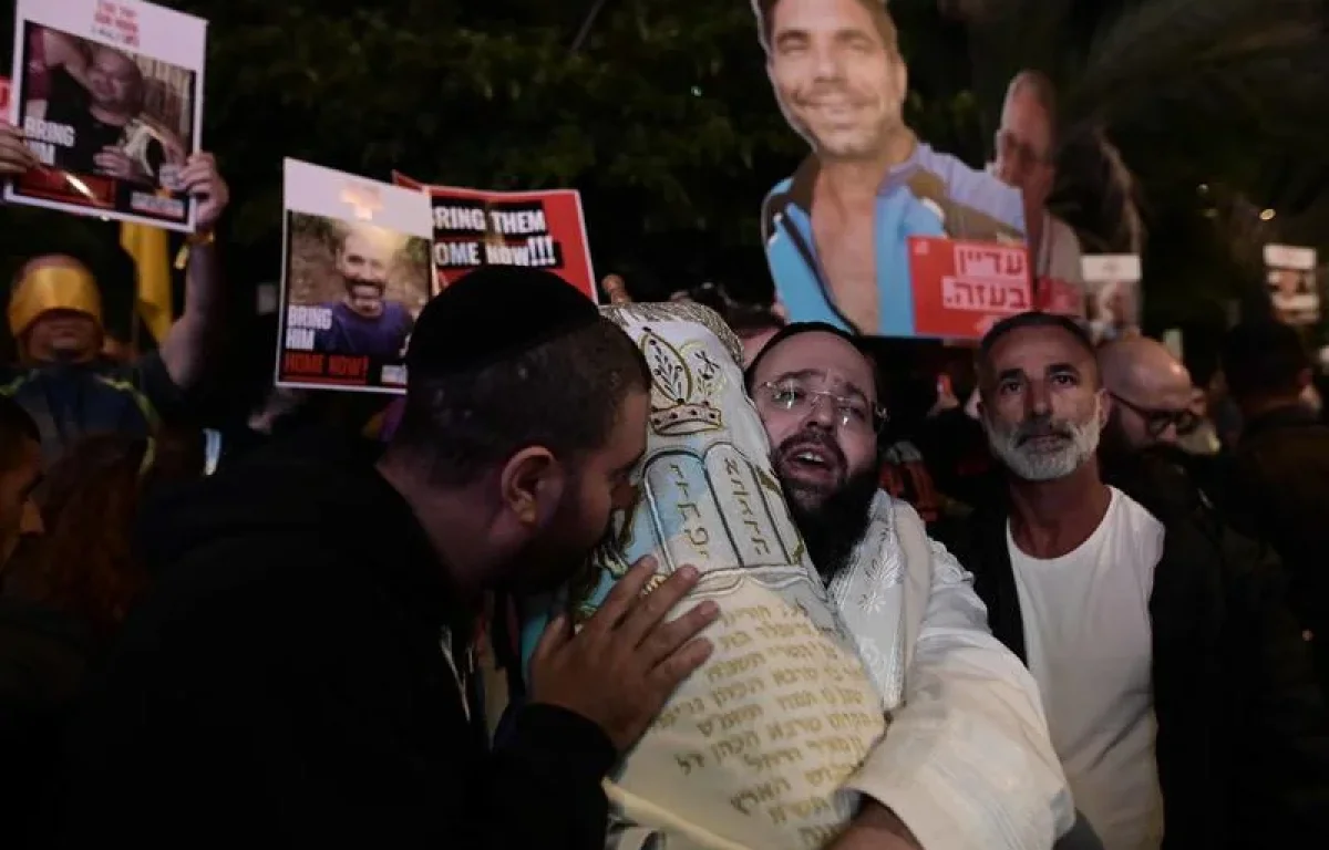 "וַתְּהִי שִׂמְחָה גְּדוֹלָה מְאֹד": הפסוק שמתגשם מחדש | השנה שמחת תורה תיראה אחרת "וַתְּהִי שִׂמְחָה גְּדוֹלָה מְאֹד": הפסוק שמתגשם מחדש | השנה שמחת תורה תיראה אחרת