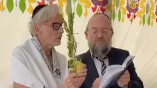מחווה מפתיעה: הזמר ברי סחרוף נטל לולב בסוכה בת"א: 'תודה על שחרור החטופים'