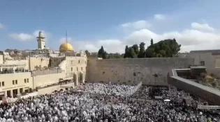 המונים התכנסו בכותל: ברכת הכהנים הפכה לתפילה לאומית לשובם של החטופים