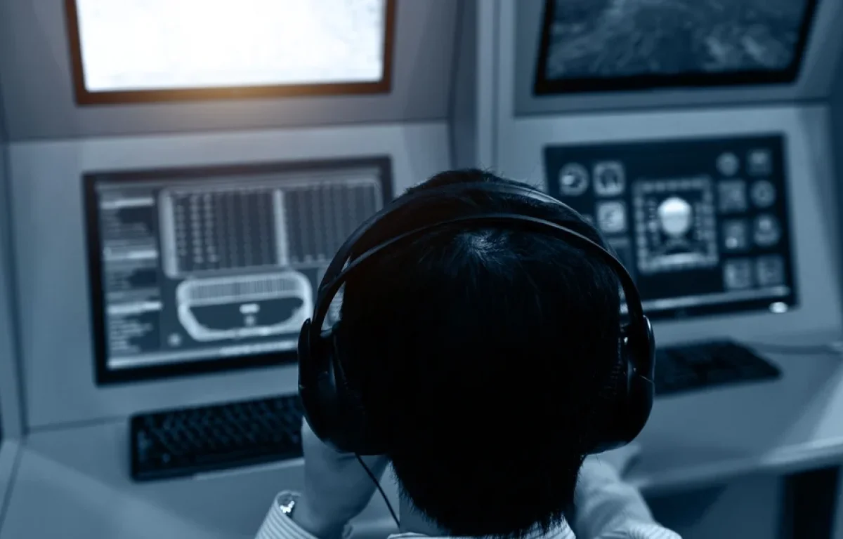 כאוס באוויר: מחסור חמור בבקרי טיסה בארצות הברית גורם לשיבושים חמורים בנמלי התעופה