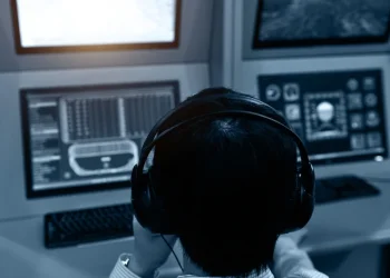 כאוס באוויר: מחסור חמור בבקרי טיסה בארצות הברית גורם לשיבושים חמורים בנמלי התעופה