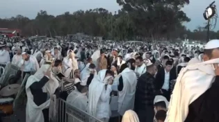 ״שמע ישראל״: מתחם מסיבת הנובה התמלא באלפי מתפללים