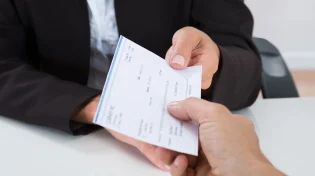 הפקיד בטעות שני צ'קים, ומה שקרה אחר כך הוכיח שאין טעויות אצל הקב"ה