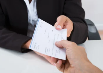 הפקיד בטעות שני צ'קים, ומה שקרה אחר כך הוכיח שאין טעויות אצל הקב"ה