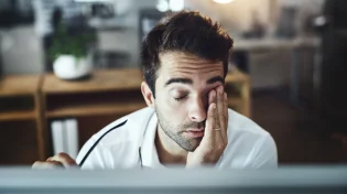 הרגליים מפריעות לכם לישון בלילה? ייתכן שאתם סובלים מתופעה שמפתיעה אפילו רופאים