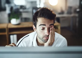 הרגליים מפריעות לכם לישון בלילה? ייתכן שאתם סובלים מתופעה שמפתיעה אפילו רופאים