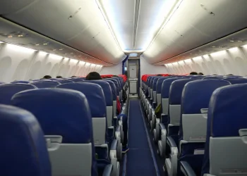 דיילת מתה במהלך טיסה: חשד לרשלנות חמורה בחברת התעופה EVA AIR