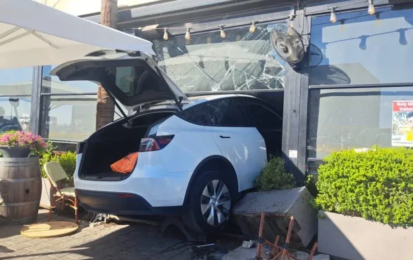 גבר בן 35 נפצע אנוש בתאונה בכפר סבא: רכב "פרץ" לבית הקפה