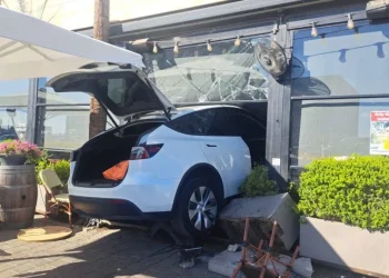 גבר בן 35 נפצע אנוש בתאונה בכפר סבא: רכב "פרץ" לבית הקפה