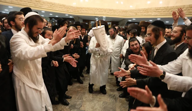 למה שמחת תורה היא יותר מסיום קריאת התורה? הגילוי שמאחורי החג