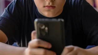 מתחת לגיל 16: חושפים את הילדים שלך לטלפונים? הגיע הזמן שתדעו את זה