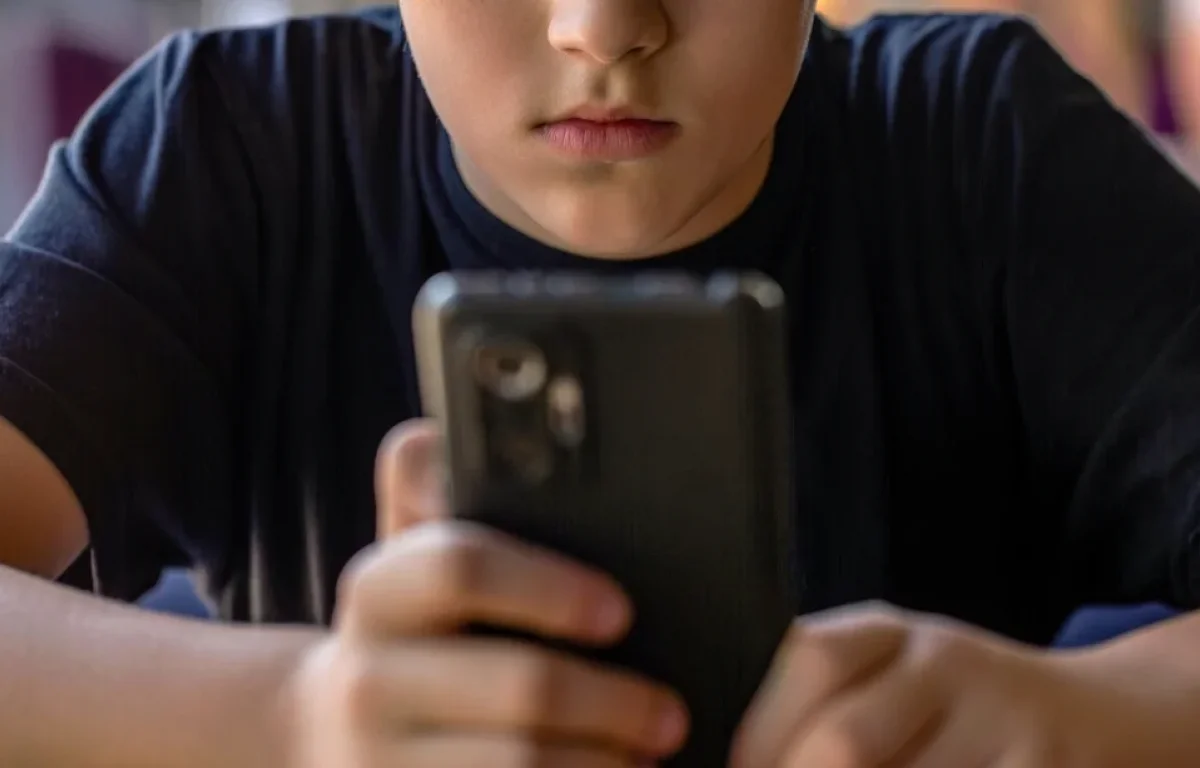 מתחת לגיל 16: חושפים את הילדים שלך לטלפונים, הגיע הזמן שתדעו את זה מתחת לגיל 16: חושפים את הילדים שלך לטלפונים, הגיע הזמן שתדעו את זה