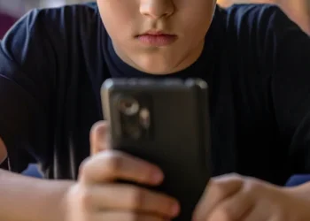 מתחת לגיל 16: חושפים את הילדים שלך לטלפונים, הגיע הזמן שתדעו את זה מתחת לגיל 16: חושפים את הילדים שלך לטלפונים, הגיע הזמן שתדעו את זה