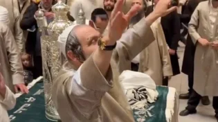 כשכל הנשמה רוקדת: הרב שלום ארוש בשמחת תורה - רגע שלא תשכחו