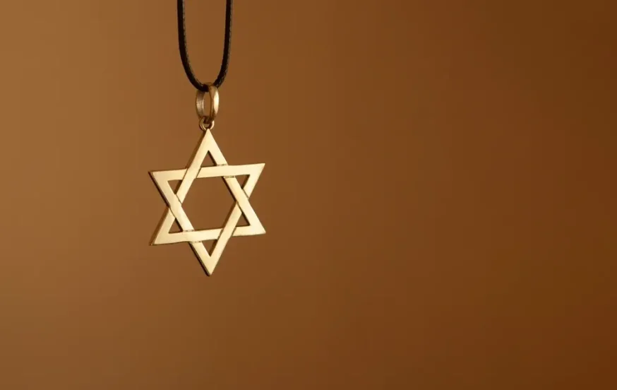 עורך דין יהודי נחקר בלונדון בגלל שרשרת מגן דוד: "זו בושה"