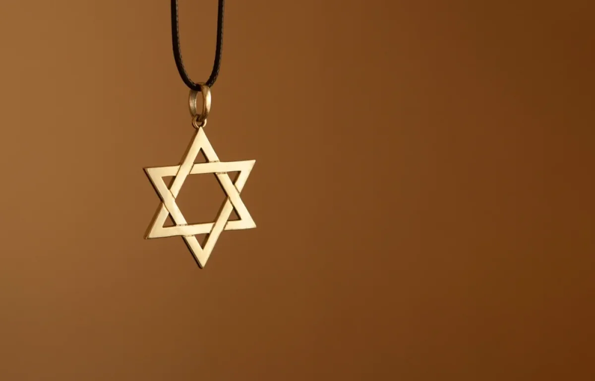 עורך דין יהודי נחקר בלונדון בגלל שרשרת מגן דוד: "זו בושה"