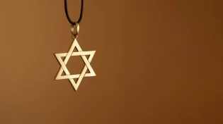 עורך דין יהודי נחקר בלונדון בגלל שרשרת מגן דוד: "זו בושה"