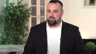 "עזבתי קריירה ביטחונית סודית כדי ללמוד תורה" | הסיפור המדהים של הרב אדם ווקנין