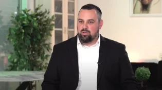 "עזבתי קריירה ביטחונית סודית כדי ללמוד תורה" | הסיפור המדהים של הרב אדם ווקנין
