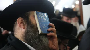 הרב דניאל אוחיון: סוד חינוך הילדים - דלי, מטלית ודמעות רותחות