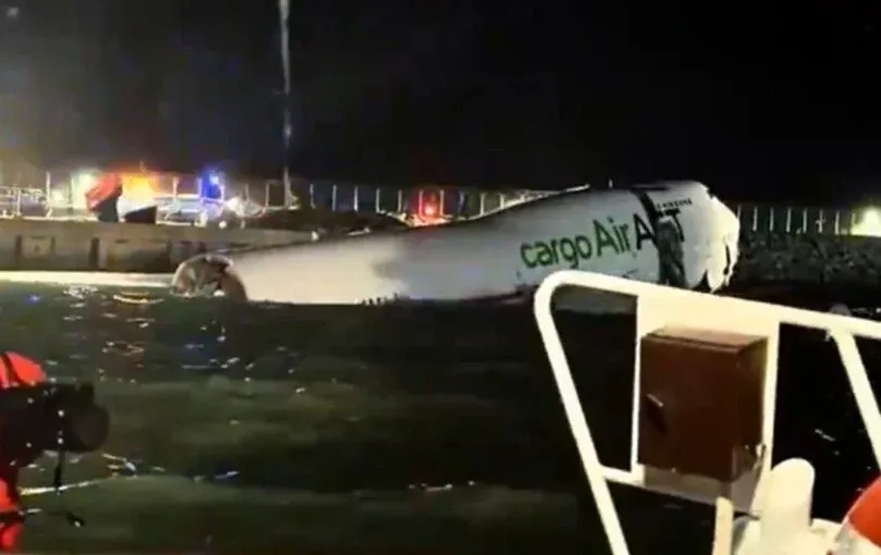 מטוס מטען בואינג 747 החליק לים לאחר נחיתה בהונג קונג; שניים נהרגו