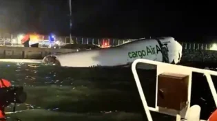 מטוס מטען בואינג 747 החליק לים לאחר נחיתה בהונג קונג; שניים נהרגו