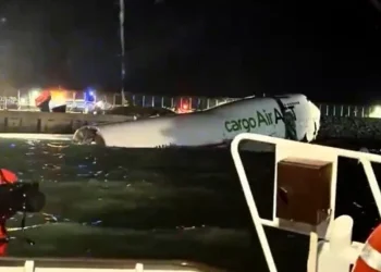 מטוס מטען בואינג 747 החליק לים לאחר נחיתה בהונג קונג; שניים נהרגו