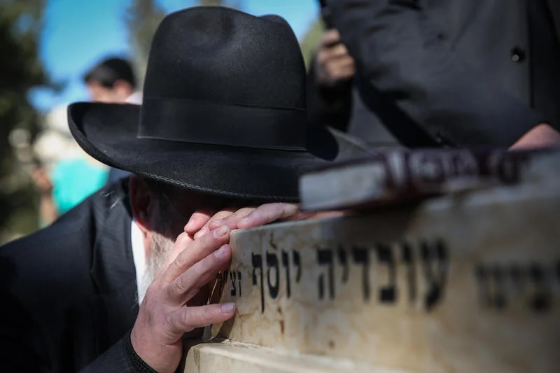 אמונת חכמים: הניח הזמנה לבר המצווה על קברו של מרן זצ"ל ואז קרה הבלתי יאומן