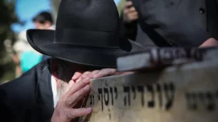 אמונת חכמים: הניח הזמנה לבר המצווה על קברו של מרן זצ"ל ואז קרה הבלתי יאומן