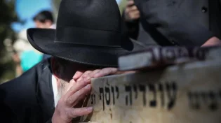 אמונת חכמים: הניח הזמנה לבר המצווה על קברו של מרן זצ"ל ואז קרה הבלתי יאומן