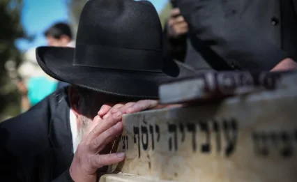 אמונת חכמים: הניח הזמנה לבר המצווה על קברו של מרן זצ"ל ואז קרה הבלתי יאומן