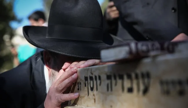 אמונת חכמים: הניח הזמנה לבר המצווה על קברו של מרן זצ"ל ואז קרה הבלתי יאומן
