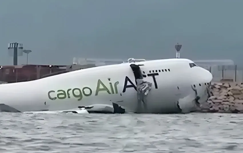 אסון בהונג קונג: מטוס מטען התרסק לים ופגע ברכב ביטחון - שני הרוגים